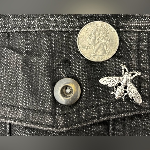 New Bee Pin Vintage Style Color: Silver - Picture 3 of 4